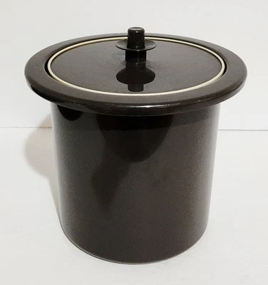 Cubo de hielo de fiesta de plástico marrón aislado Tupperware vintage de los años 80 con tapa 1684-3 Foto 1 de 4