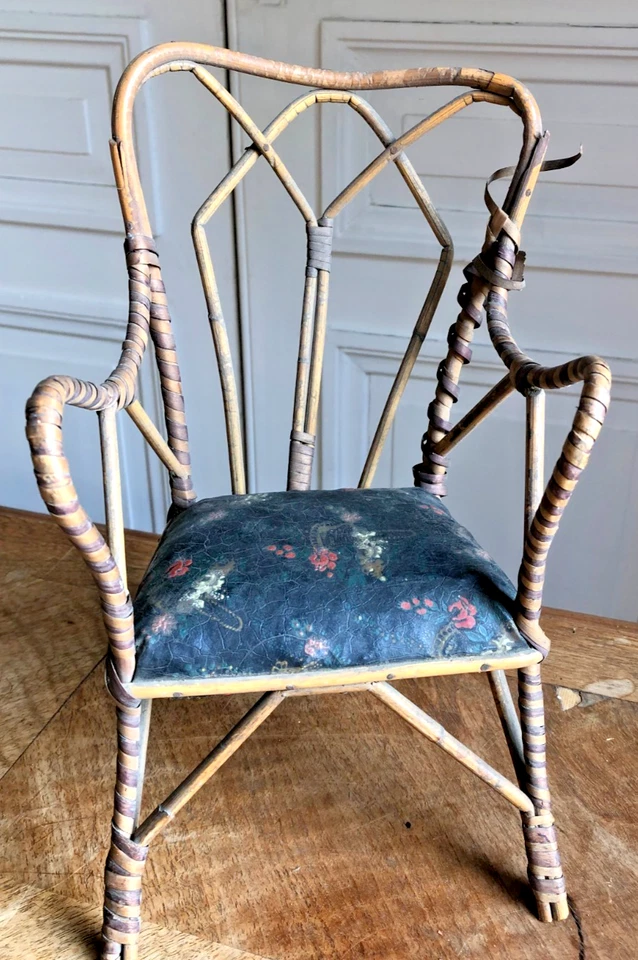 Meuble de poupée - Chaise en rotin avec assise en galuchat décor floral H: 28cm. - Photo 1/4
