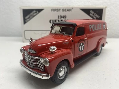 Primera marcha escala 1/34 "Chevrolet Panel Truck 1949" policía de Filadelfia.    [182 Foto 1 de 4