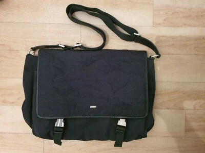 BOLSO MENSAJERO TEXTURIZADO NEGRO NUEVO CON ETIQUETAS JUST CAVALLI PRECIO DE VENTA SUGERIDO POR EL FABRICANTE 215 £ ENVÍO Y DEVOLUCIÓN GRATUITOS Foto 1 de 4