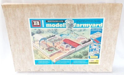 Britains Ltd 1:32 MODEL FARMYARD + Farm Animals & Figures PLAYBASE 4711 MIB`74! - Image 1 of 4