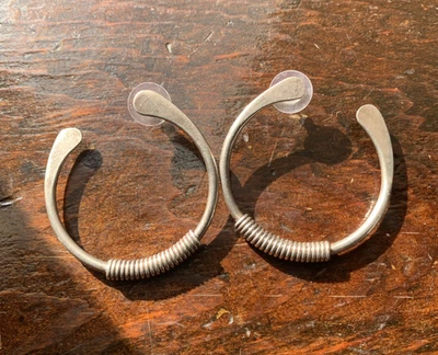 Brincos de argola offset envoltos em fio 1 1/2 polegadas prata esterlina assinada 6/10 oz - Imagem 1 de 4