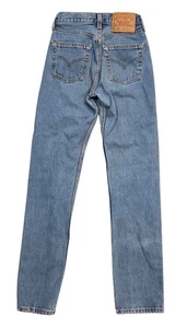 Jeans vintage Levis 501 bottoni mosca USA anni 90 lavaggio medio dritto donna 23x30 reale - Foto 1 di 15