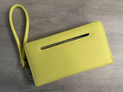CARTERA MUÑECA STEVE MADDEN AMARILLO MANTEQUILLA PLATA CREMALLERA NUEVA SIN ETIQUETAS Foto 1 de 4