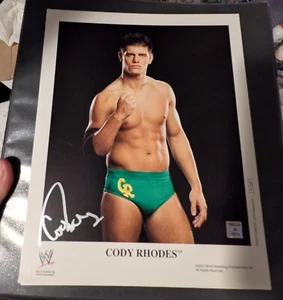 Foto Promocional Original 8X10 Firmada por Cody Rhodes Campeón de la WWE - Imagen 1 de 3