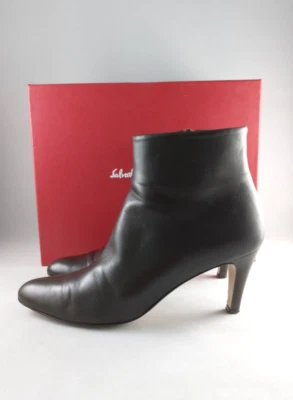 Salvatore Ferragamo Botín de Cuero Marrón Oscuro, Tacón Apilado, Talla 8.5 AA Foto 1 de 4