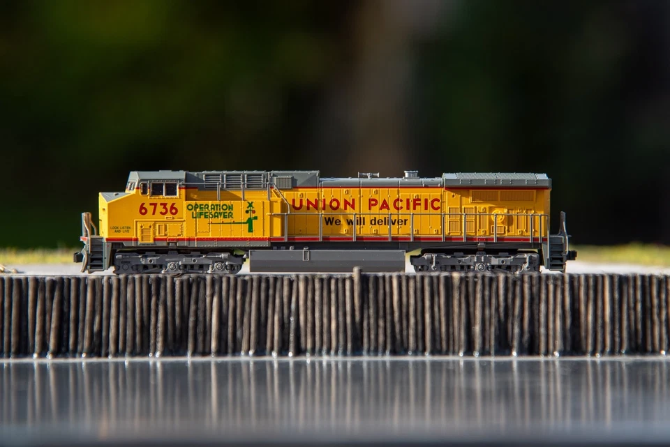 Kato 176-7034 GE AC4400CW DCC Union Pacific UP 6736 Lifesaver neuwertig - Bild 1 von 4