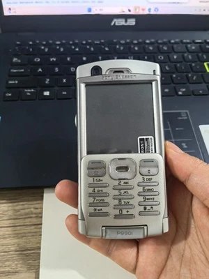 Unlocked Sony Ericsson P990i Mobile  Silver  phone - Image 1 of 4