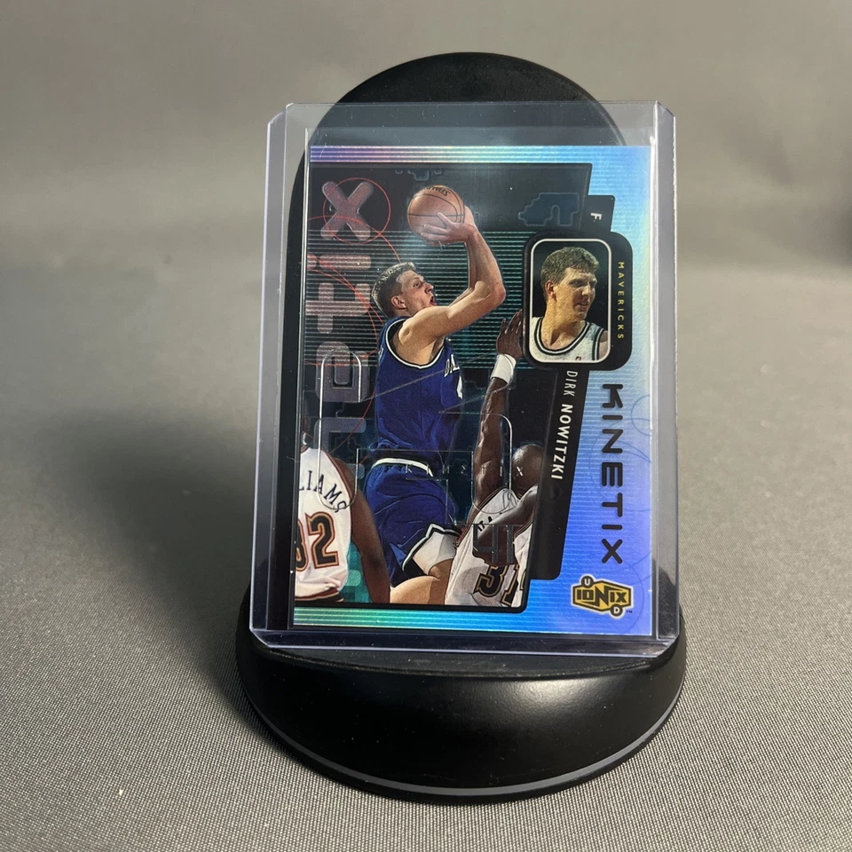 Dirk Nowitzki 1998-99 Upper Deck Ionix Kinetix Rookie RC #K11 Mavericks Foto 1 de 4