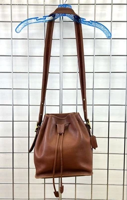 Bolso tipo cubo COACH 9952 Lula's Legacy de cuero marrón con cordón Foto 1 de 4