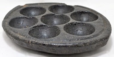 Антикварная пластина для изготовления идли из черного камня Южная Индия оригинальная старая резьба вручную - Изображение 1 из 4