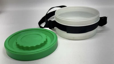 Cuenco de comida para perros de viaje Oasis con correa y tornillo en la parte superior Foto 1 de 4