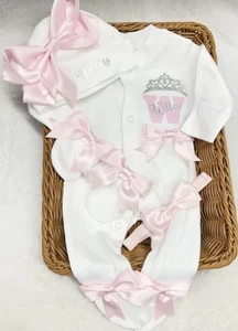 Neugeborenes Baby Mädchen BABYANZUG Schlafanzug Mütze rosa Schleifen Set Stirnband personalisiert - Bild 1 von 5