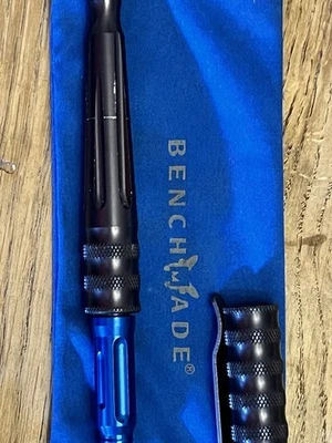 Bolígrafo táctico espacial negro cepillado a mano de acero inoxidable negro hecho en banco Foto 1 de 2