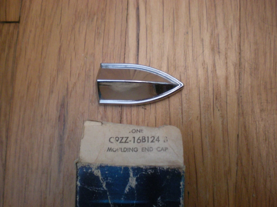 Ford Mustang 1969 guardabarros delantero moldura tapa final C9ZZ-16B124-B nuevo de lote Foto 1 de 1