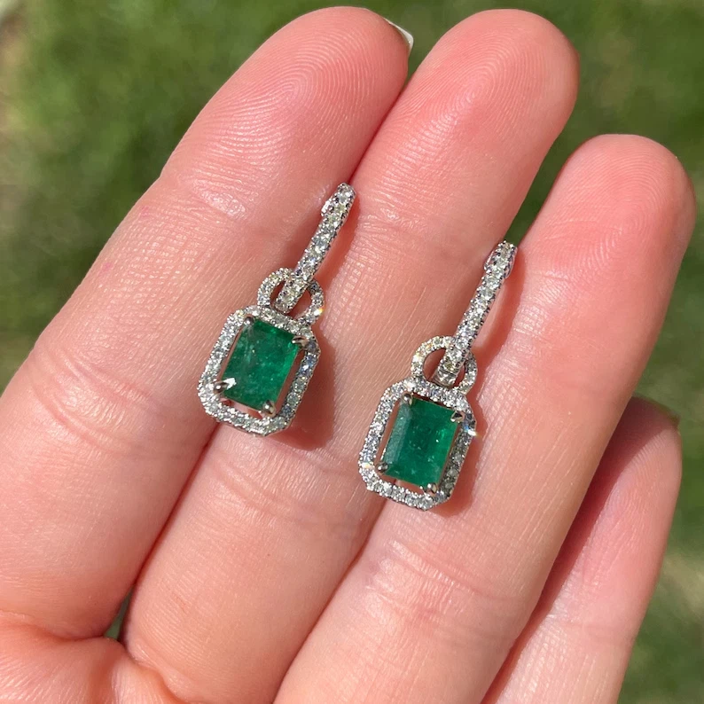 Pendientes Huggie & Hoop Chapados en Oro Blanco 14k Corte Esmeralda Simulada Corte Esmeralda 3 Ct Foto 1 de 4