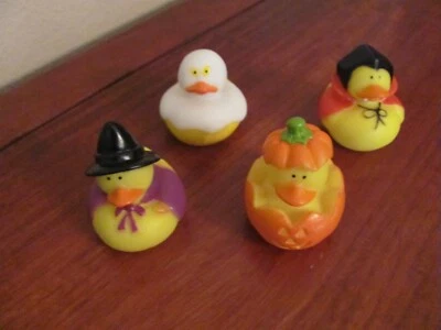 NUEVO JUEGO DE 4 PATOS DE GOMA (2" - 2-1/4" DE ALTO) - TEMÁTICO HALLOWEEN Foto 1 de 4