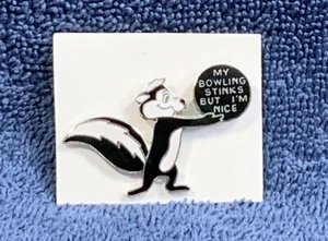 New Looney Tunes PEPE LE PEW Warner Bros Pin My Bowling Stinks But I'm Nice - Bild 1 von 2