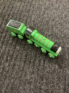 Thomas & Friends Ferrocarril de Madera Henry con Rayas y Tren Tender Tanque Motor - Imagen 1 de 4
