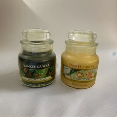 Velas Holiday Yankee, 2 frascos nuevos de 3,7 oz, bálsamo y cedro, galleta de Navidad Foto 1 de 4