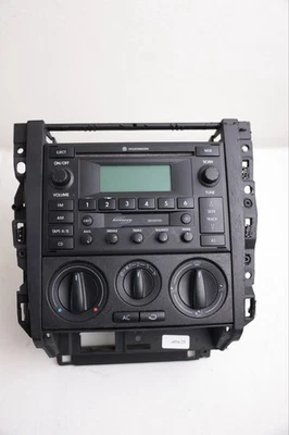 Radio Volkswagen VW Jetta 2002-2005 negra OEM con control de clima Foto 1 de 4