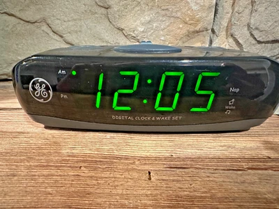 Radio reloj despertador GE AM/FM pantalla grande 7-4837 batería de respaldo pantalla de 9” Foto 1 de 4
