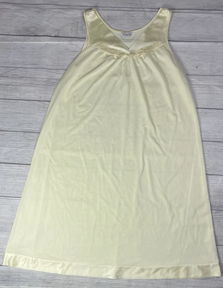 Camisón de Colección Vanity Fair Sunlite Amarillo Nylon Floral Apliques HECHO EN EE. UU. PEQUEÑO Foto 1 de 4