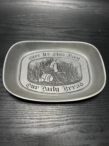 Piatto vassoio vintage metallo peltro "Dacci questo giorno il nostro pane quotidiano" 9" x 6" - Foto 1 di 6
