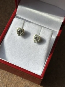 Beautiful Crystal heart stud Sterling silver earrings - Picture 1 of 4