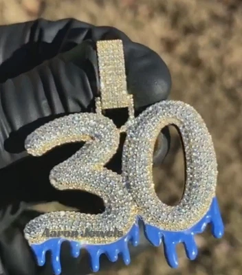 Colgante personalizado para hombre | Piedras Moissanita VVS1 8,90 quilates | Diseño de goteo esmaltado | 925 Foto 1 de 4