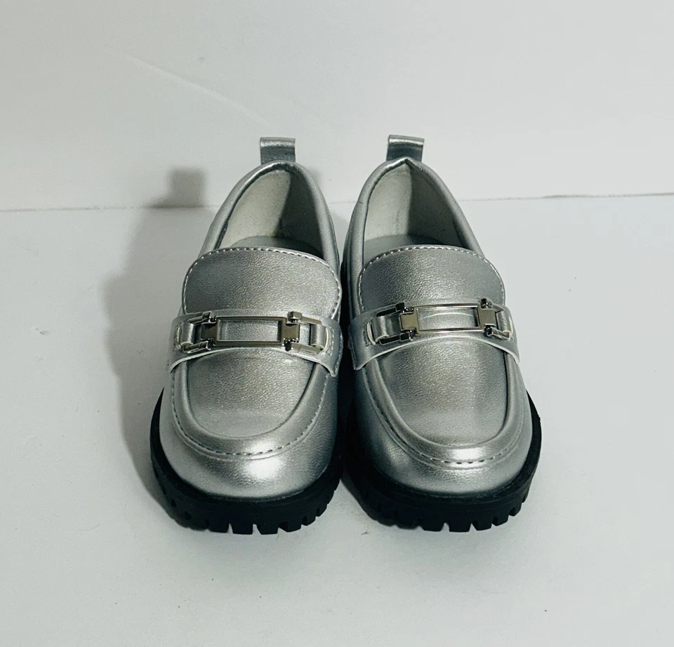 Mocasines con suela Gap para niños pequeños talla 5 plateados con hebilla  Foto 1 de 4