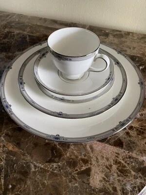 JUEGO DE CINCO PIEZAS PORCELANA HUESO PLATINO AMHERST MADERA DE CUÑA PARA DOCE Foto 1 de 4