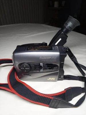 JVC Compact VHS Digital Signal Processing Camcorder GR-AX810U w/ Batt. & Charger - Image 1 of 4