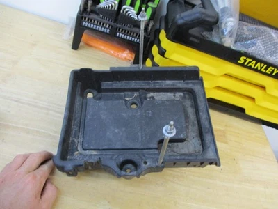 Bandeja de batería 2010-2019 2017 Ford Taurus Lincoln MKT OEM PLÁSTICO USADO 18 17 Foto 1 de 4