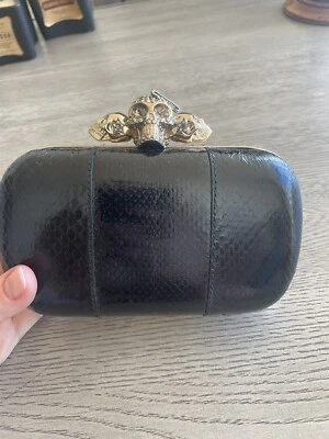 Bolso clutch Alexander McQueen Skull Box negro Foto 1 de 4