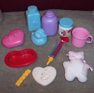 Lote de 11 piezas de accesorios usados para muñecas bebé M.T.H.K. Battat usado en excelente estado - Imagen 1 de 2