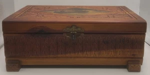 Caja de baratijas de cedro de la década de 1940 tallada a mano con imagen antigua de dos hombres en canoa - Imagen 1 de 7