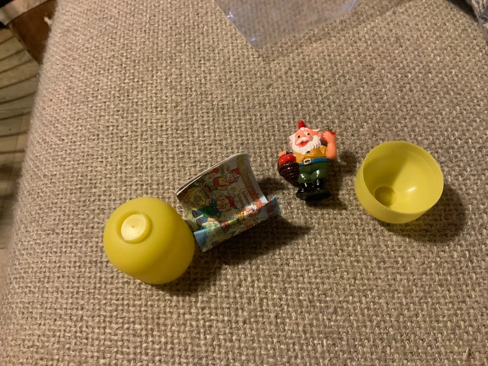 Original Zwerg mit roten Äpfel im Original Ei  u. Bpz - Bild 1 von 1