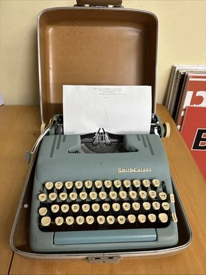 Máquina de escrever 1950 Smith Corona silenciosa super portátil azul alpino com estojo funciona* - Imagem 1 de 4