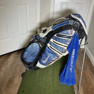 Bolsa de golf NIKE GOLF SQ SASQUATCH con soporte y toalla cuadrada a juego RARA capucha para lluvia Foto 1 de 4