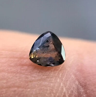 0.21 CT Axinite with blue touch cut gemstone from Pakistan - Image 1 of 4