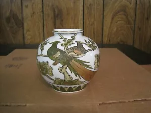GOLD IMARI JAPANESE PORCELAIN GREEN & WHITE HAND PAINTED PHEASANTS FLORAL VASE - Picture 1 of 10