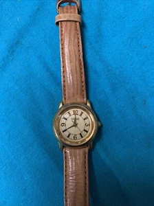 Reloj analógico Guess para dama con cara dorada y correa de cuero - Imagen 1 de 11