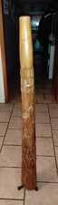 Handgeschnitztes, australisches Didgeridoo mit Echsenmotiv