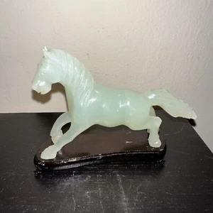 Cavallo intagliato di giada vintage lungo 5"" con base in legno personalizzata - Foto 1 di 7