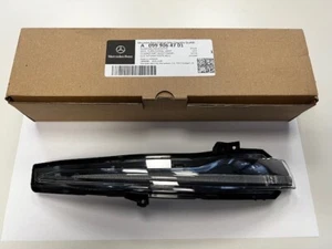 Luce lampeggiante originale Mercedes-Benz nello specchio A0999064701 213 - Foto 1 di 1