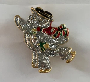 2  Sparkly Snowmen Ice Skating Pin Brooch  Scarf Present Christmas Winter - Picture 1 of 3