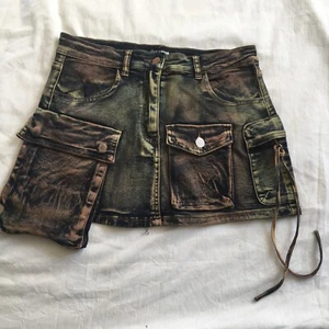 Fashion Nova Patchwork Denim Minirock. Größe L - 32" Taille, rote Waschung. - Bild 1 von 7