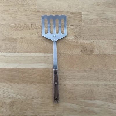 Robinson Knife Co Espátula Curvada Ranurada de Acero Inoxidable Mango de Madera De Colección EE. UU.  Foto 1 de 4