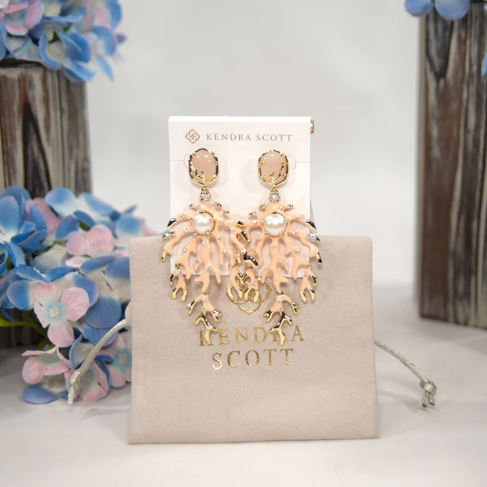 Kendra Scott Oro Karité Rubor Coral Imitación Perla Distintivo Chaqueta Pendientes Nuevos con Etiquetas Foto 1 de 4